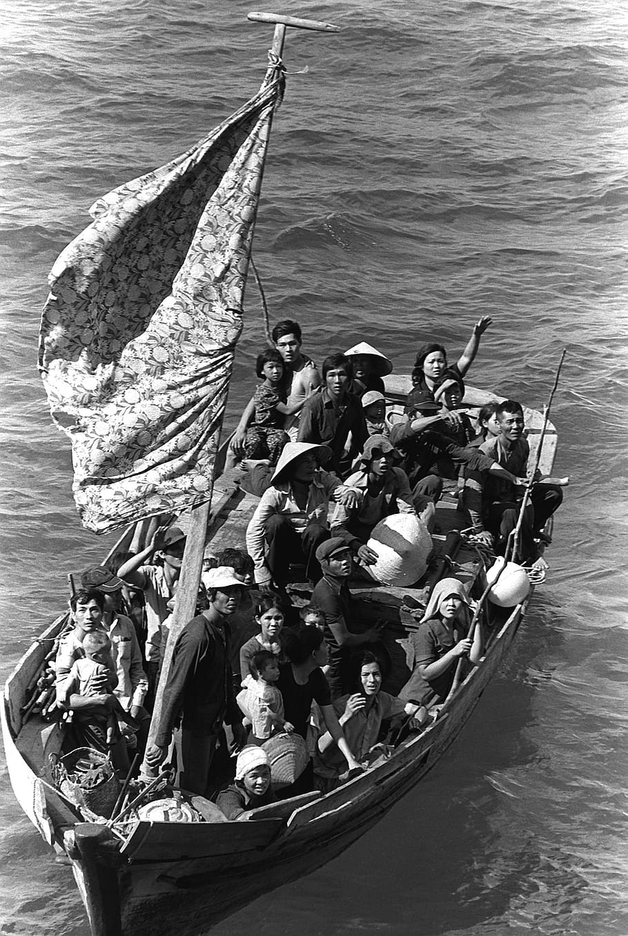 gente del barco, 35 refugiados vietnamitas, 1982, barco pesquero, ocho días en el mar, rescate, cresta azul de los EE. UU., barco anfibio, barco, océano