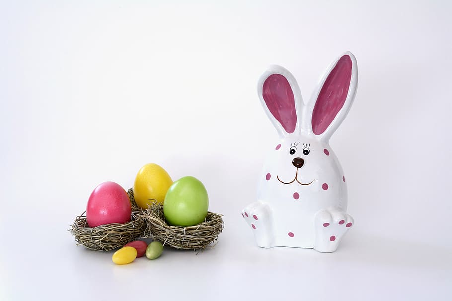 Blanco, rosa, conejo, cerámica, figurilla, al lado, huevos de pascua, nido de pascua, nido, huevos de azúcar