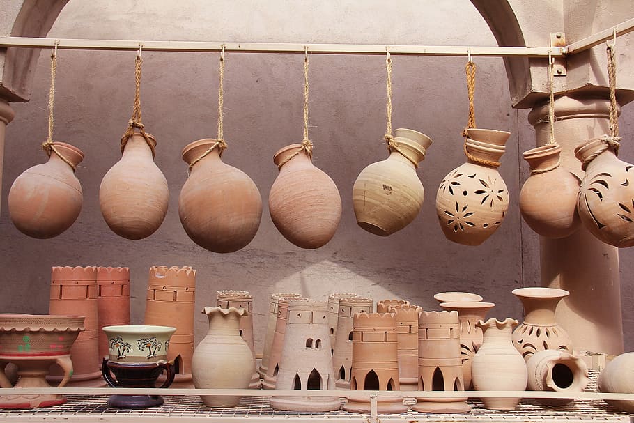 ollas de cerámica marrón, nizwa, nizwa souq, souq, mercado, omán, cerámica, tradicional, viajes, artesanía