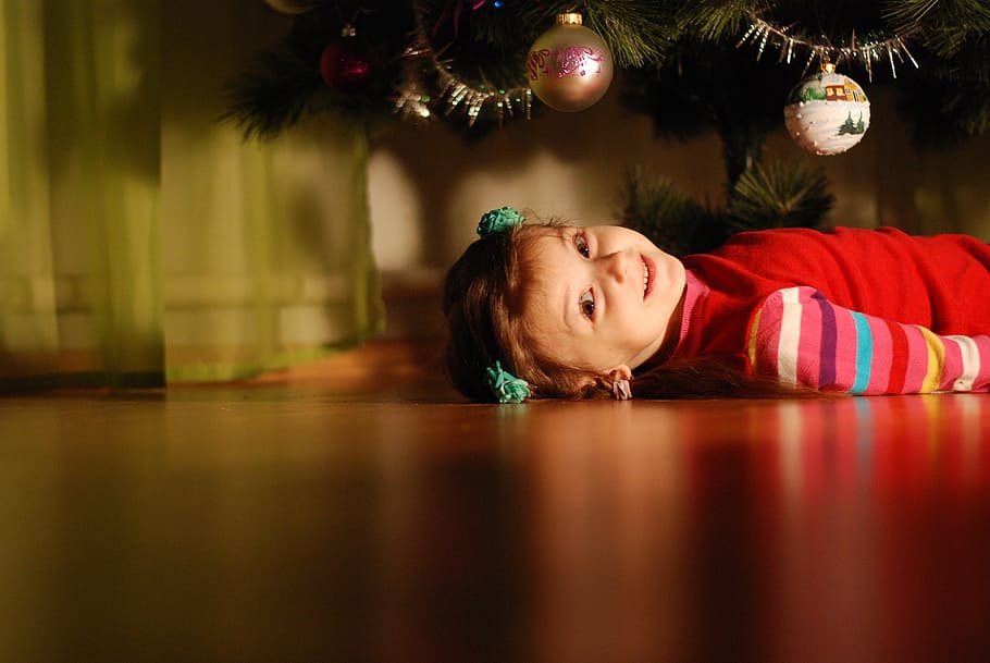 Niña, acostado, piso, árbol de navidad, año nuevo, víspera de año nuevo, botín, vacaciones, juguete de árbol de navidad, bola de navidad