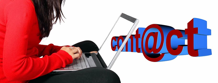 mulher, usando, laptop prata, contato de registro, computador portátil, em, correio, email, telefone celular, letras