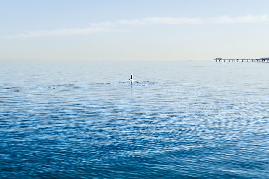 persona, cuerpo, agua, durante el día, mar, océano, azul, olas, naturaleza, horizonte