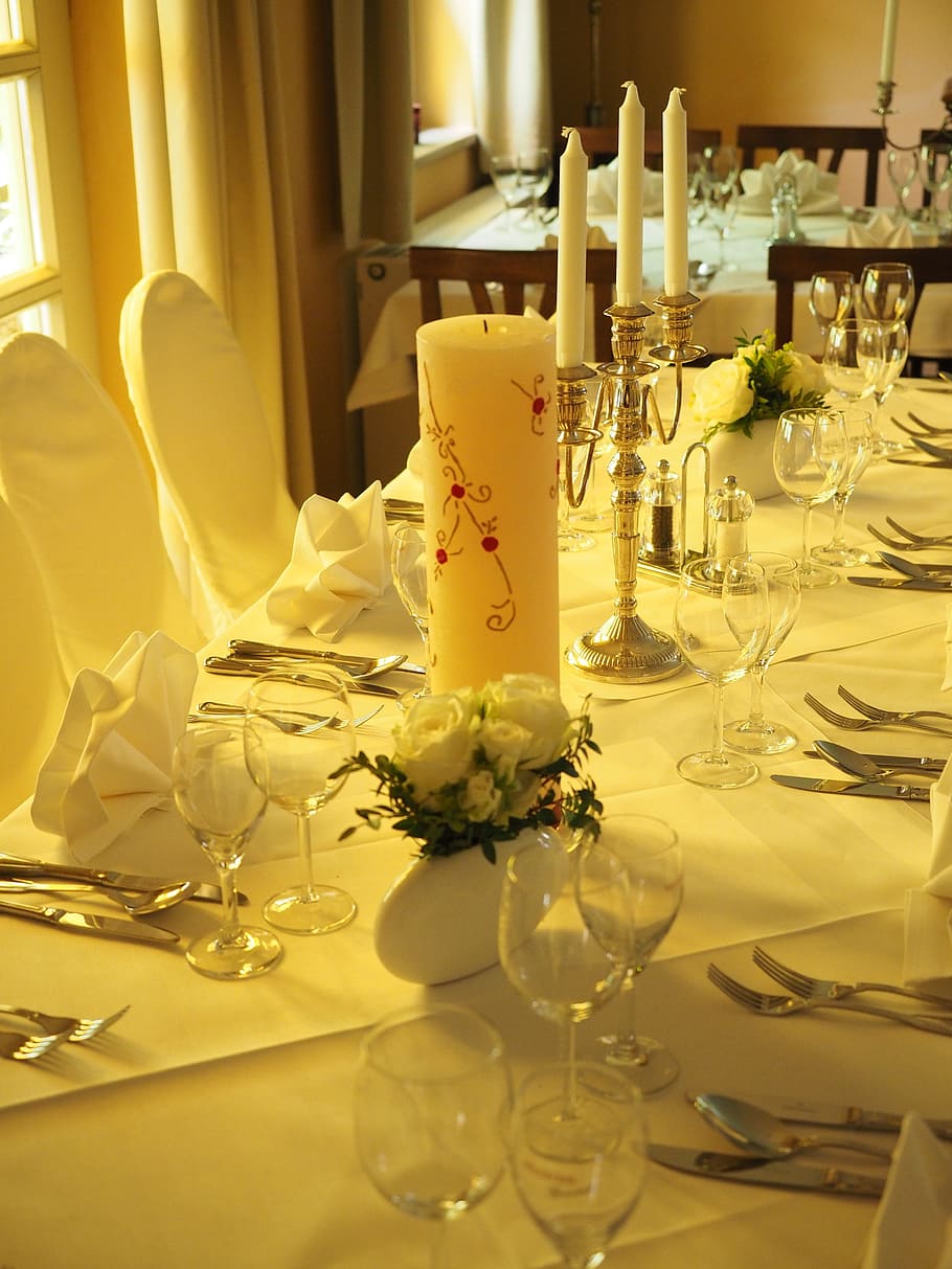 白い柱の燭台, キャンドル, ウェディングキャンドル, ウェディングテーブル, テーブル, 結婚式, 装飾, 宴会, ロマンス, カバー