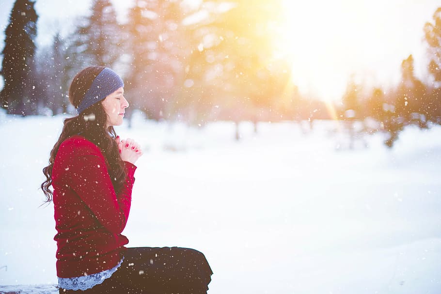 mulher, orando, meio, campo de neve, vestindo, vermelho, longo, manga, camisa, pessoas