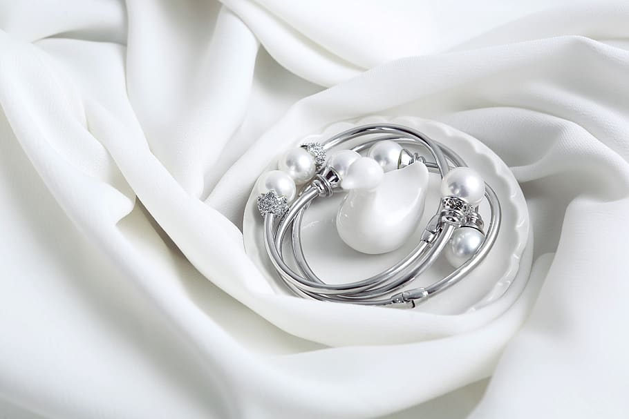 perhiasan perak, gelang, perhiasan mutiara, perak dan mutiara, latar belakang putih, set perhiasan, perhiasan mewah, perhiasan cantik, perhiasan, warna putih