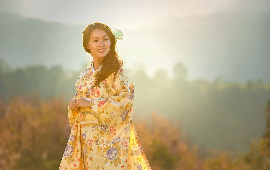 seletiva, fotografia de foco, mulher, vestindo, amarelo, verde, floral, de mangas compridas, tradicional, vestido
