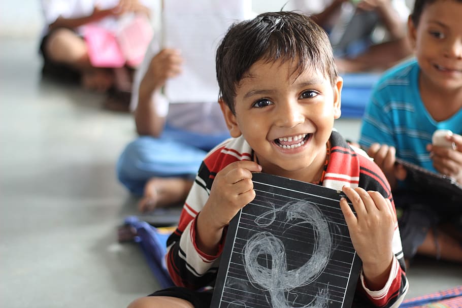anak laki-laki, memegang, hitam, papan, tersenyum, sekolah, tertawa, anak-anak, India, ahmedabad