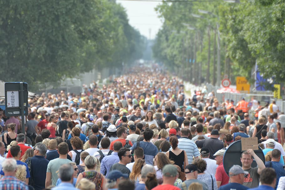 gente, caminar, calle, durante el día, misa, grupo de personas, multitudes, multitud, demostración, asistentes al concierto