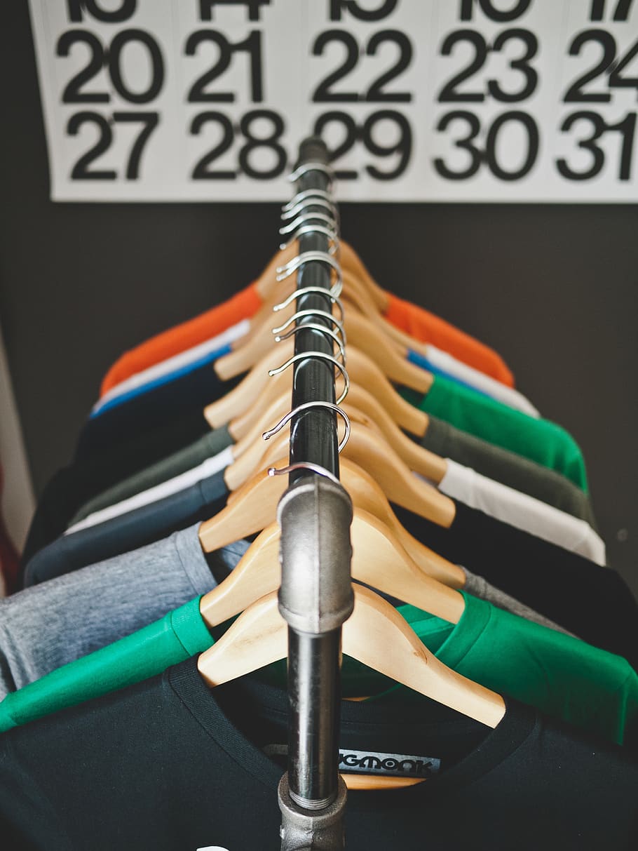 ropa, camisas, suéteres, perchas, números, tiendas, compras, primer plano, en interiores, en una fila