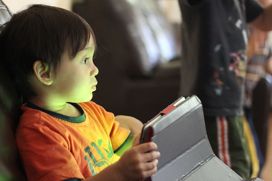 chico, sosteniendo, tableta, niños jugando, conectado, infancia, jugando, tecnología, niño, internet