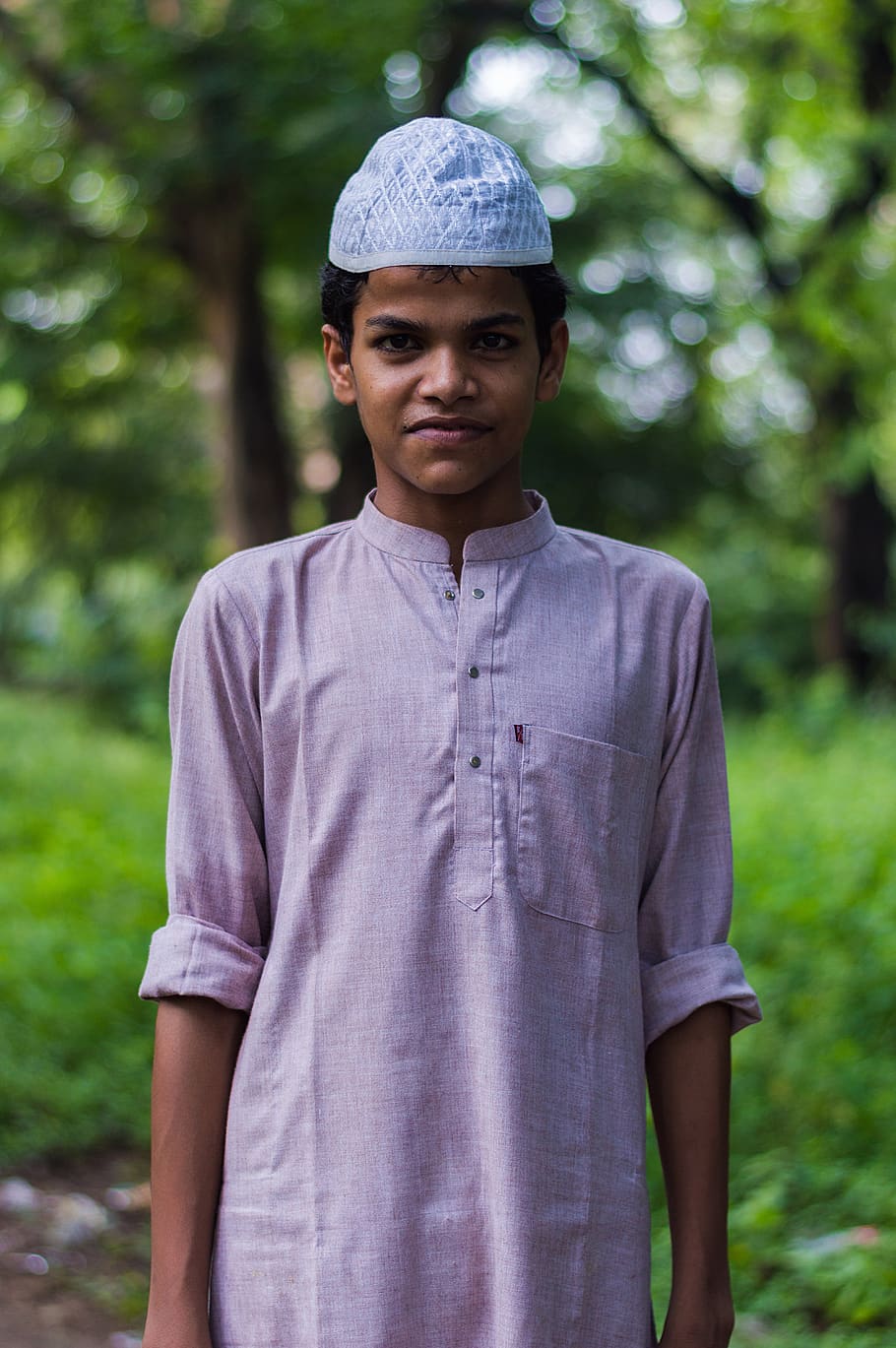 muçulmano, menino, índia, retrato, menino muçulmano com tampa de caveira, olhando para a câmera, de pé, pessoas reais, uma pessoa, vista frontal