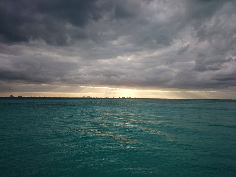 rayos de sol, tormenta, nubes, nublado, cielo, gris, agua, océano, mar, paisaje