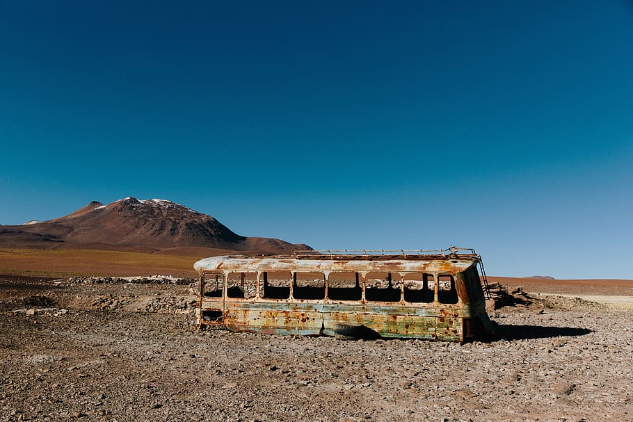 abandonado, viejo, óxido, montañas, autobús, desierto, arena, rocas, azul, cielo