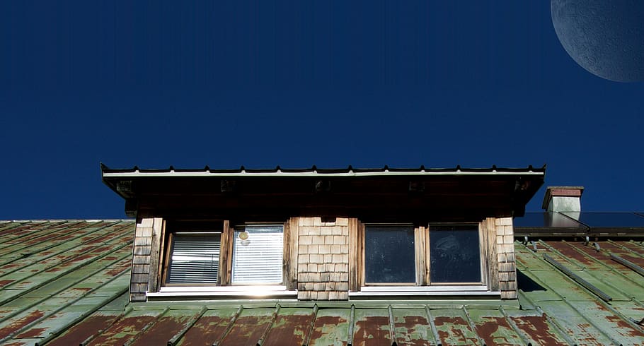 cinza, concreto, construção, azul, céu, chaminé, folha de papelão ondulado, telhado, calha de chuva, luz do sol