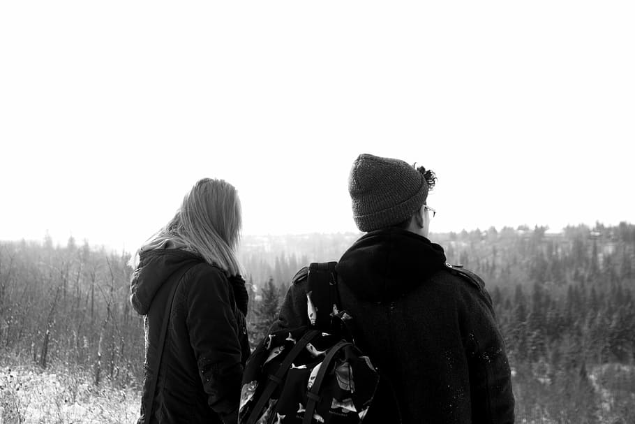 homem, mulher, em pé, campos, escala de cinza, foto, casaco, com vista para, floresta, cara