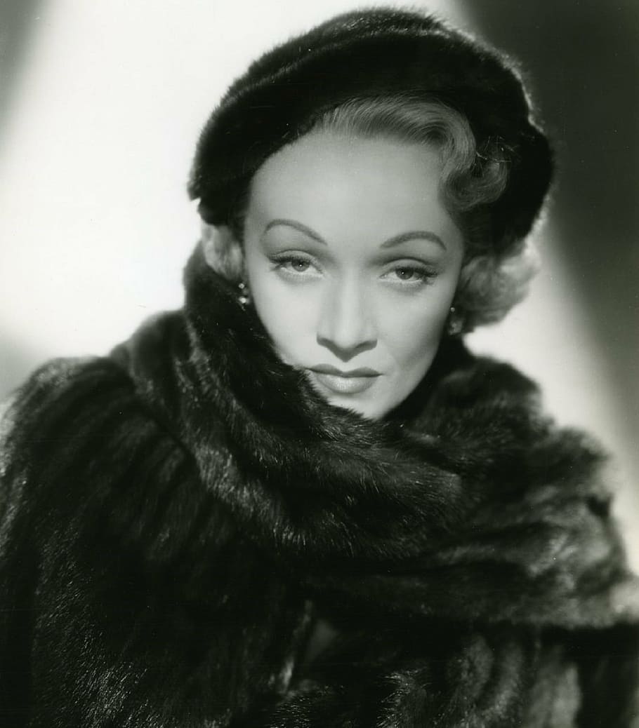 Foto en escala de grises, mujer, vistiendo, abrigo de piel, Marlene Dietrich, actriz, cantante, escenario, películas, silencioso