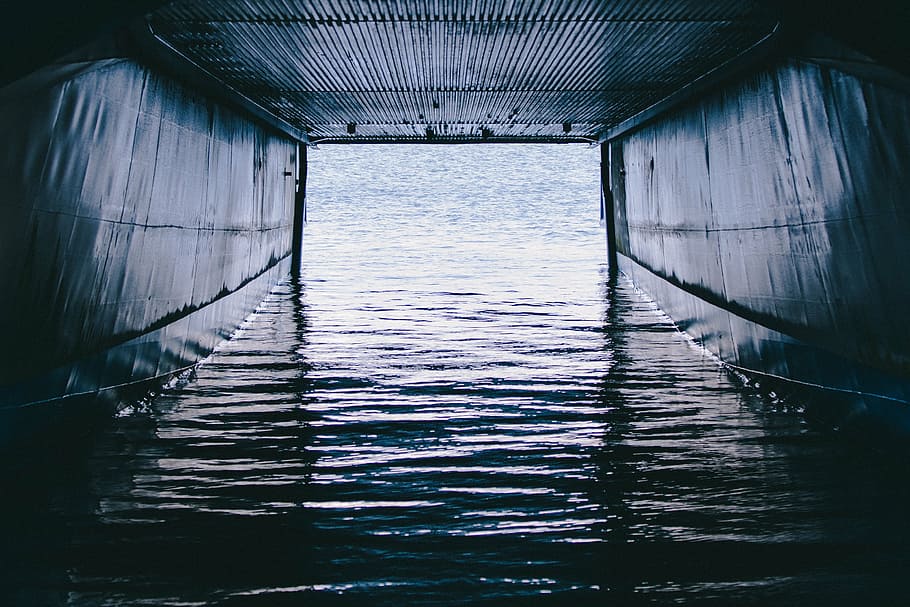 fotografía de silueta, túnel, agua, océano, mar, oscuro, camino, interior, sin gente, día