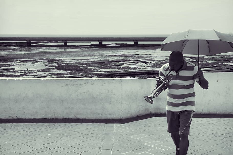 homem, tocando, trompete, exploração, guarda chuva, cinza, escala, foto, mans, em pé
