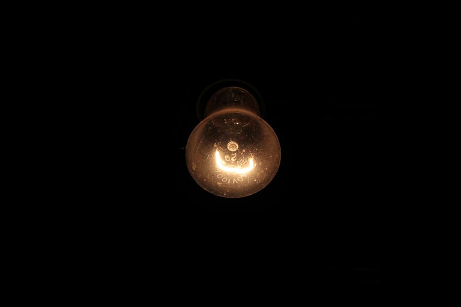 noche, bombilla, el filamento, sin gente, oscuro, equipo de iluminación, copia espacio, fondo negro, electricidad, vista de ángulo bajo