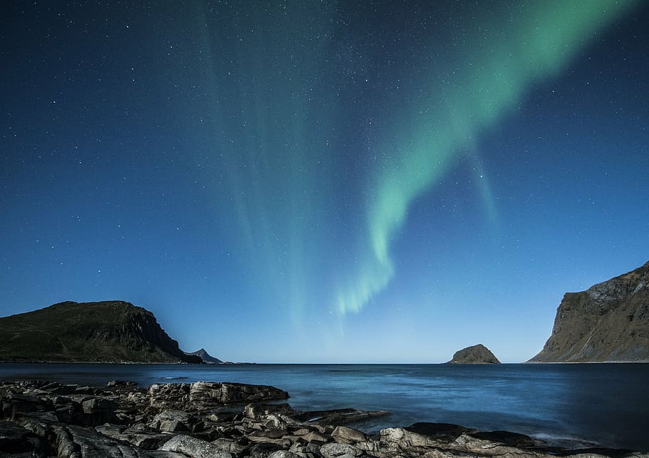 fotografia de baixo ângulo, cinza, montanha, ao lado, corpo, agua, aurora boreal, lofoten, noruega, noite