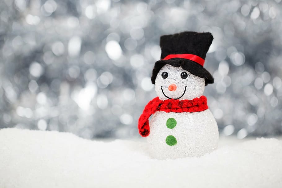 muñeco de nieve en la nieve, navidad, nieve, muñeco de nieve, decoración, fiesta, símbolo, invierno, blanco, frío