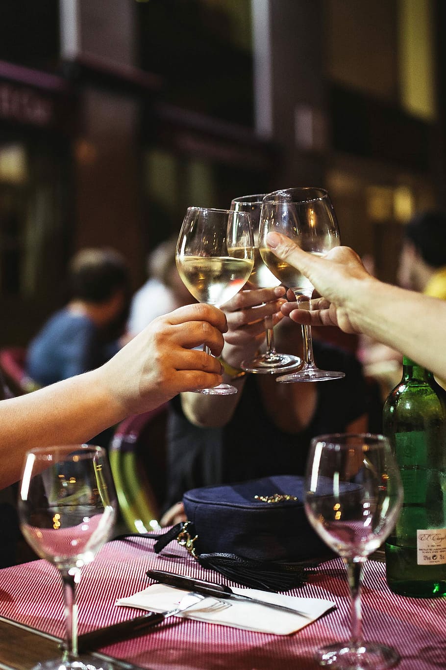 restaurante bebendo vinho, amigos, restaurante, bebendo, vinho, noite, diversão, feliz, mulheres, jantar