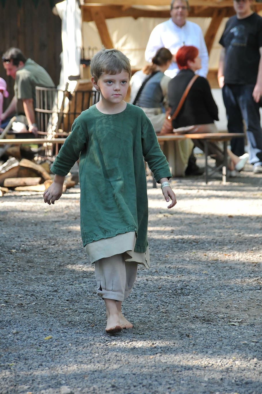 middle ages, market, boy, barefoot, incidental people, full length, child, childhood, casual clothing, boys