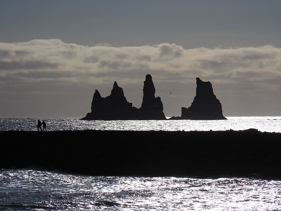 espiga de surf, falésias, torres de rocha, erosão do surf, vista panorâmica, vik, islândia, paisagem costeira, costa, mar