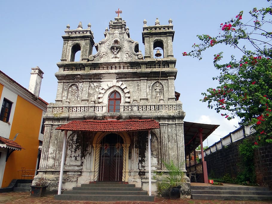 Iglesia, fortaleza de Terekhol, construido en el siglo XVII, Goa, India, arquitectura, estructura construida, exterior del edificio, cielo, edificio