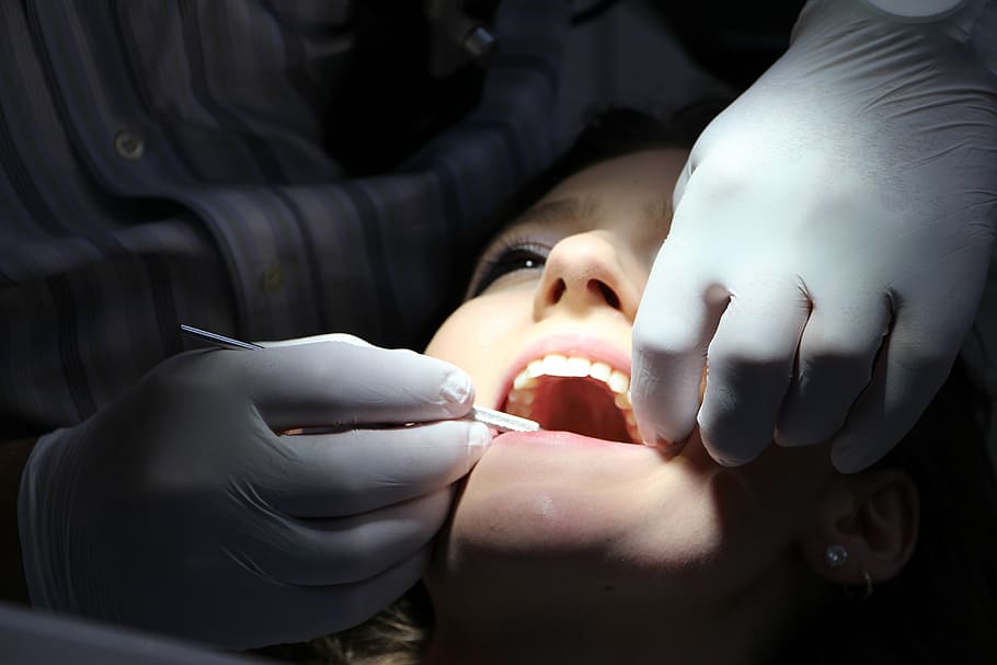mulher, passando, dental, procedimento, zahnreinigung, reparos dentais, tratar dentes, escovar os dentes, pegar dentes, dentista