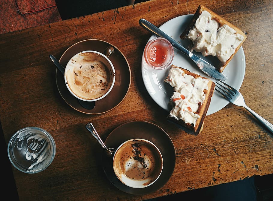 waffle, Cappuccino, Reykjavik, café, madera, comida, plato, mesa, desayuno, vista de ángulo alto
