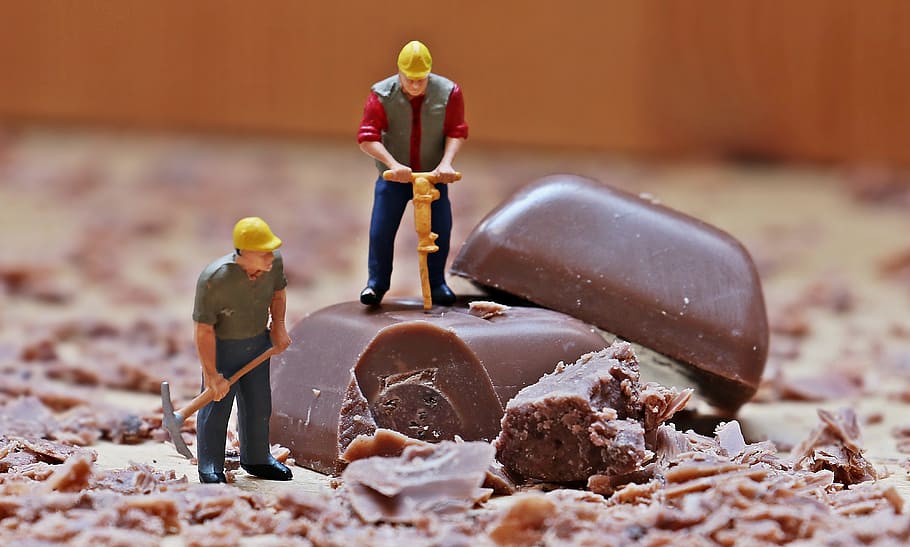 two, construction men, hammering, chocolate bar mini figures, miniature figure, modelleisenbahn figure, miniature, art, creative, small