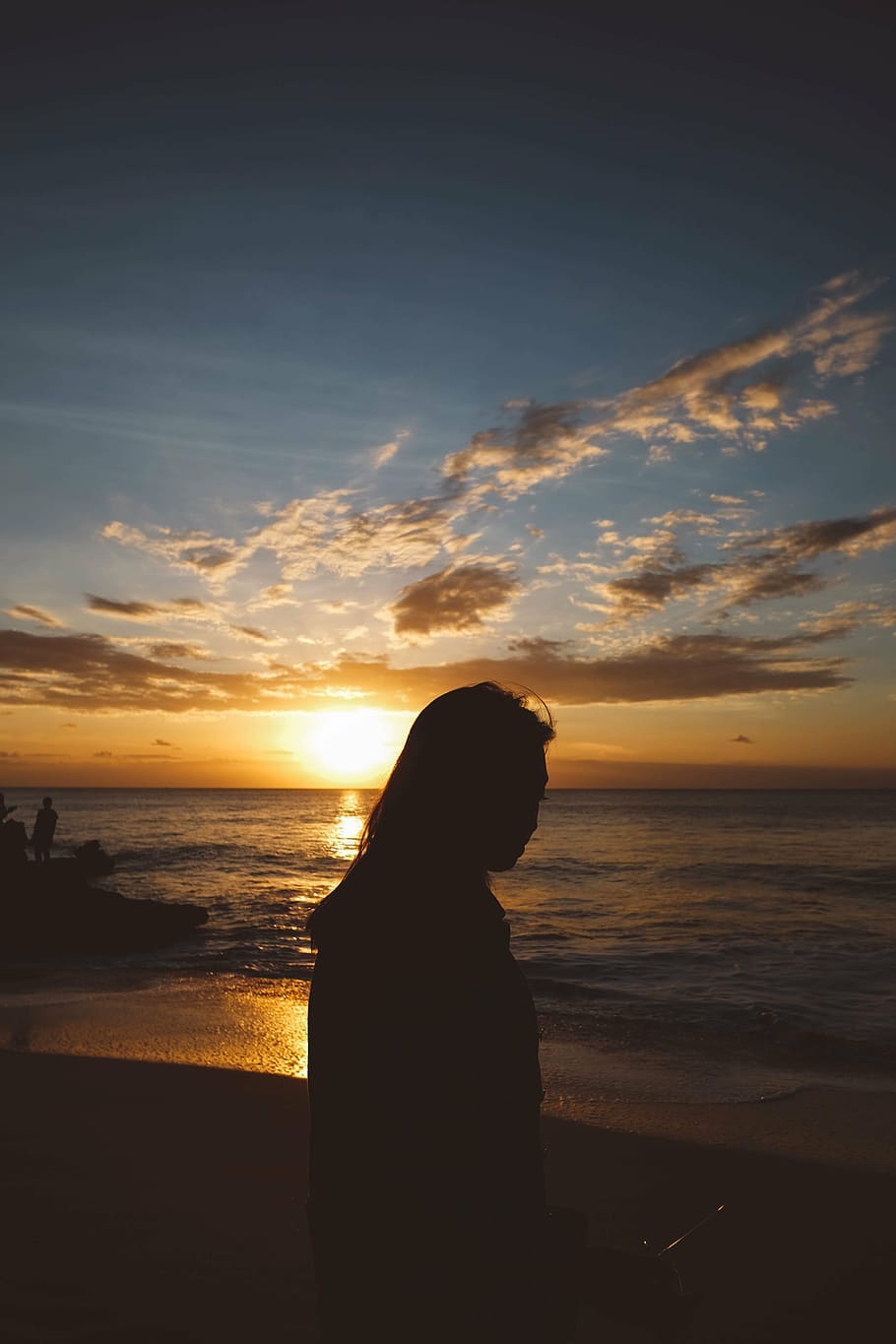 silueta, persona, frente, playa, puesta de sol, cerca, cuerpo, agua, azul, nublado