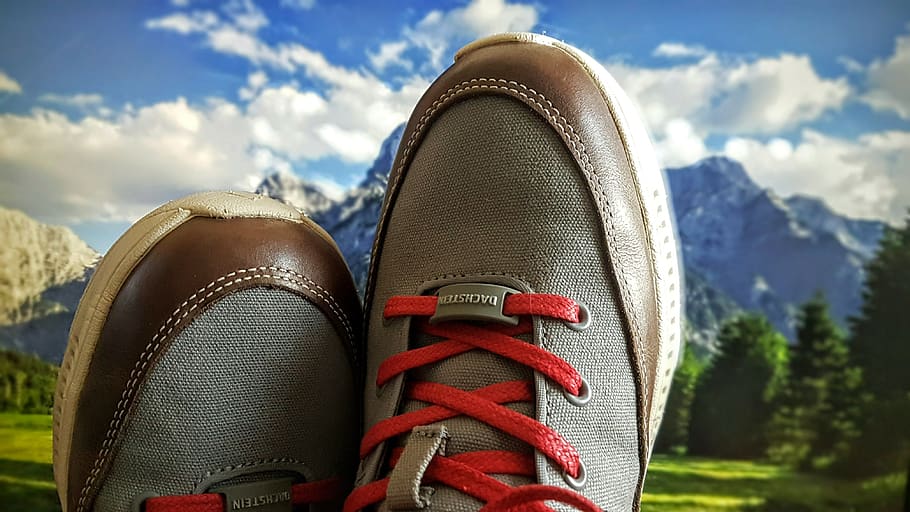 Travel shoes. Обувь для путешествия Старая. Обувь для путешествий летом. Кеды Тревел. Обувь фото в высоком разрешении вертикально.