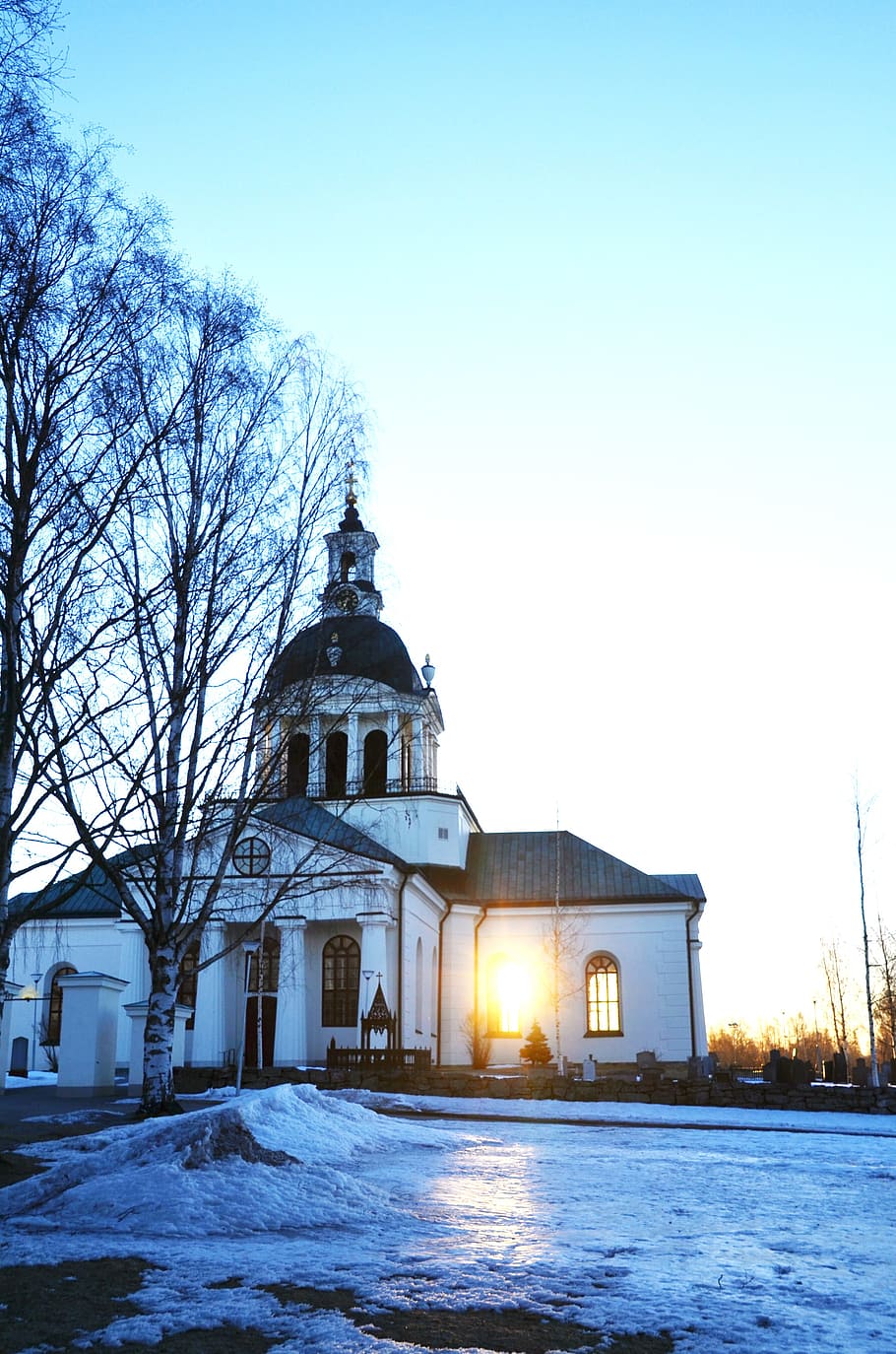 skellefteå, la iglesia de Landskyrkan, ventana, luz, exterior del edificio, arquitectura, estructura construida, cielo, nieve, temperatura fría
