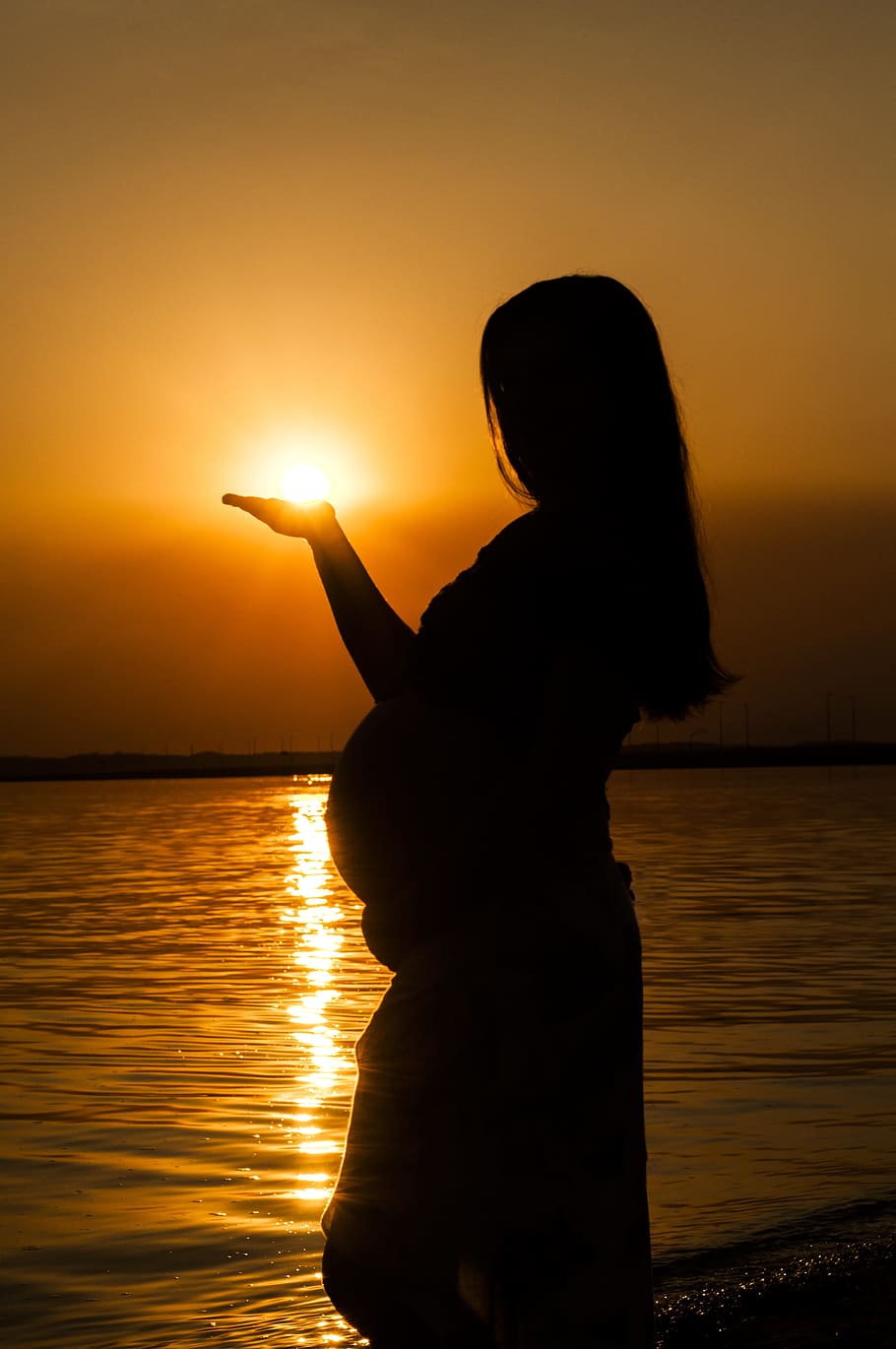 fotografía de silueta, embarazada, mujer, en pie, orilla del mar, madre, vientre, puesta de sol, mujer embarazada, gran barriga