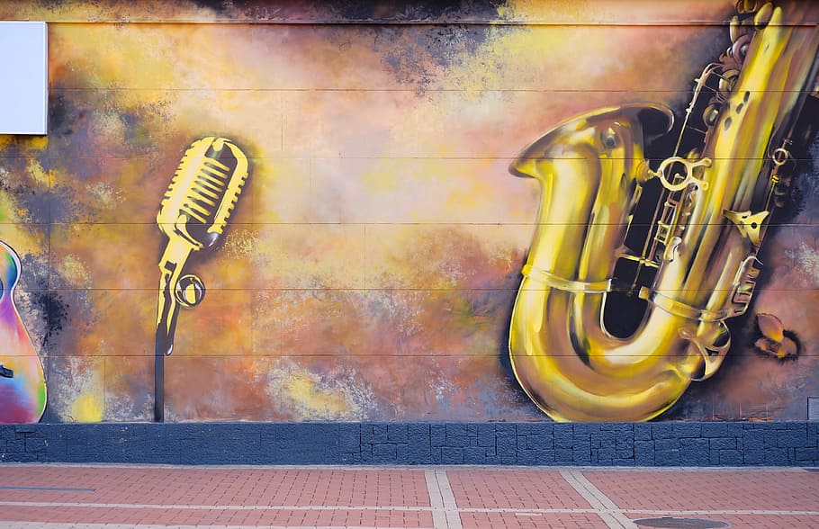Micrófono de condensador, pintura de saxofón de latón, pintura, calle, pared, grafitti, música, instrumentos, saxofón, urbano