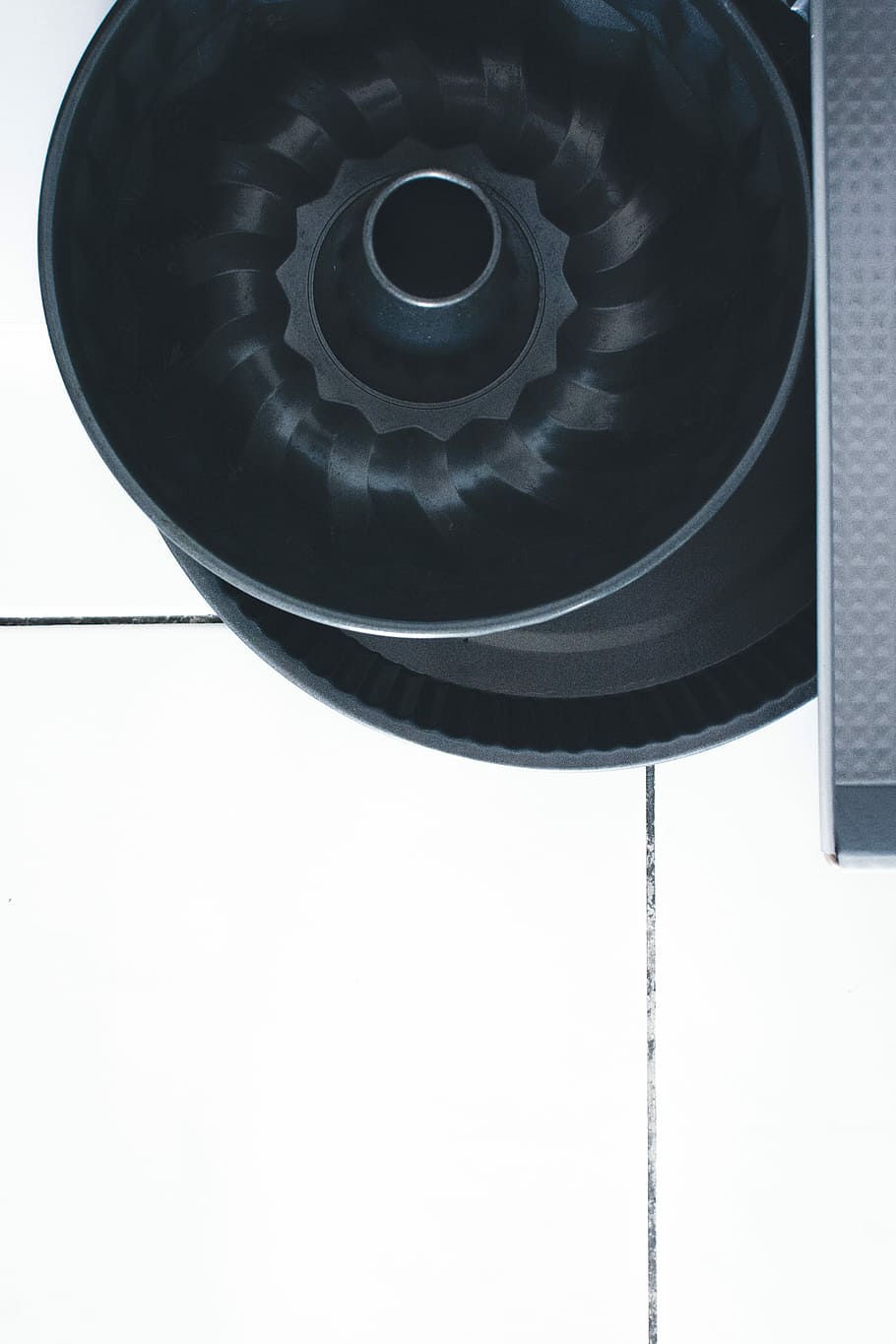 baking, Bundt pan, kitchenware, equipment, technology, day, close-up, outdoors, black color, metal