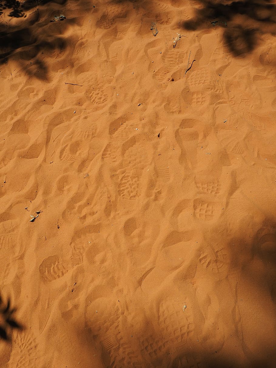 jejak, pasir, jejak di pasir, jejak kaki, kuning, oranye, warna oker, cetak sepatu, jejak sol sepatu, jejak tunggal
