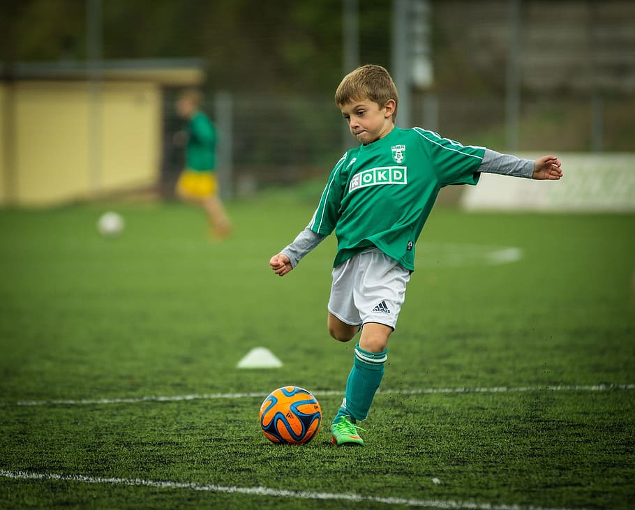 мальчик, одетый, зеленый, толстовка, игра, футбол, ребенок, футболист, удар, замах