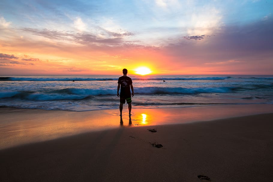 silueta, hombre, frente a la orilla del mar, playa, puesta de sol, personas, solo, mar, océano, ola