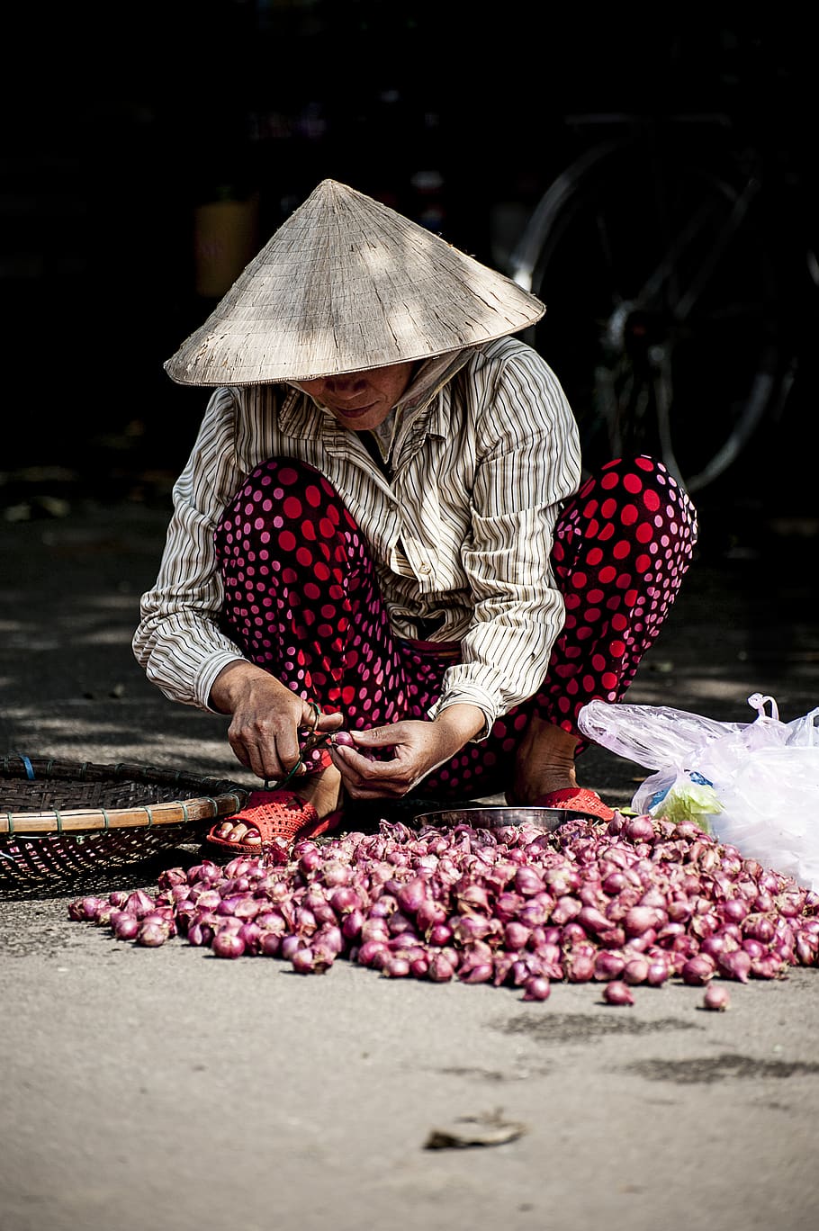 people, woman, labor, onion, poor, sad, vendor, farmer, real people, freshness