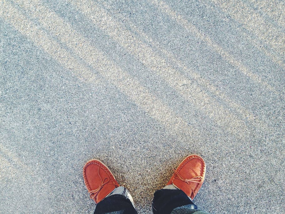 persona, vistiendo, marrón, zapatos de gamuza, de pie, gris, superficie, mocasines, zapatos, jeans