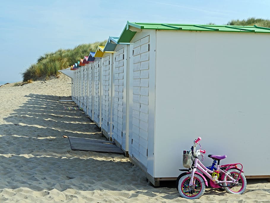 해변에서의 재미, 모래, 모래 언덕, 사물함, 어린이 자전거, 벨기에, 데한, 북해 연안, 채널 해안, 건축물