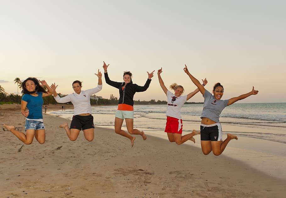 cinco, mulheres, pulando, praia, esperança, feliz, pessoas, porto rico, estados unidos, grupo de pessoas