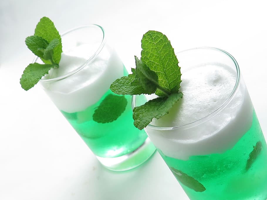 dois, verde, bebidas, claras, recipientes de vidro, bebidas verdes, em claro, vidro, recipientes, suítes