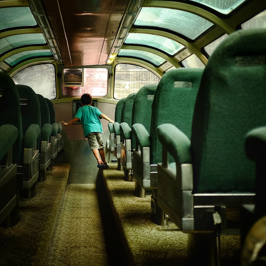 chico, vistiendo, camisa verde azulado, isla del autobús, autobús, asientos, transporte, viaje, pasillo, personas