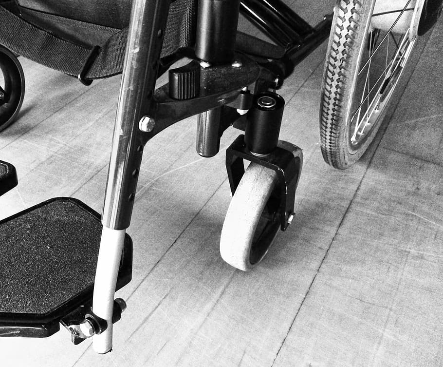 foto en escala de grises, silla de ruedas, Rolli, discapacidad, locomoción, lesión de la médula espinal, discapacidad grave, regulación, regla, hospital