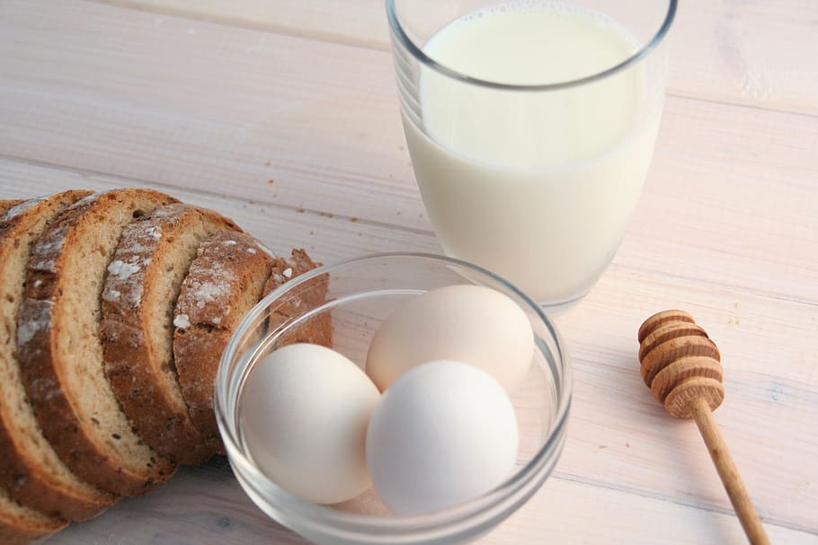 tres, blanco, huevos, claro, recipiente de vidrio, rodeado, panes, leche, vaso para beber, pan