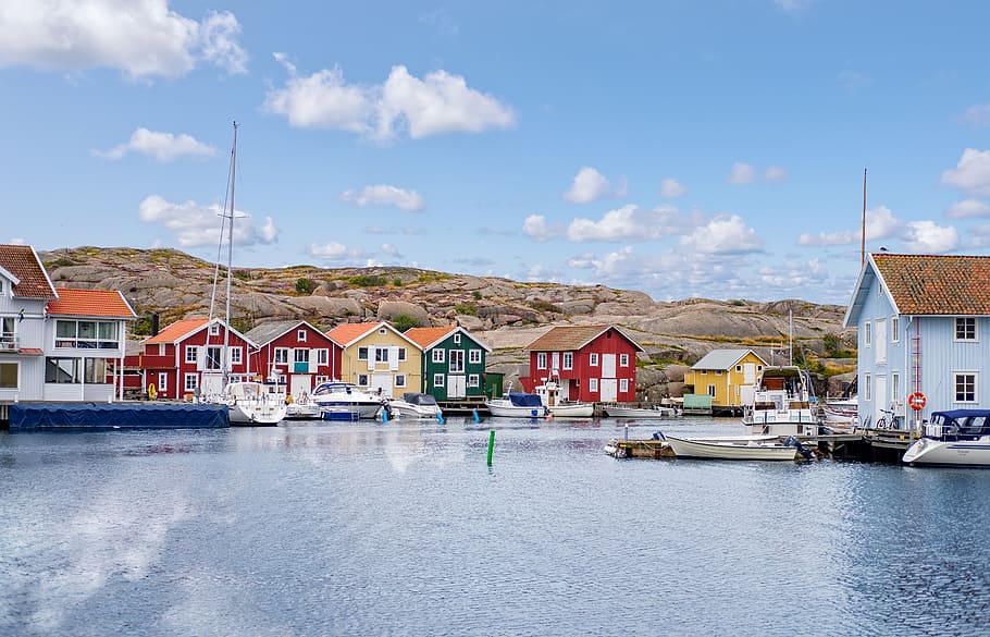 cabaña de pescadores, cabaña, casa, casa de madera, casa sueca, pueblo, pueblo pesquero, barcos, agua, mar